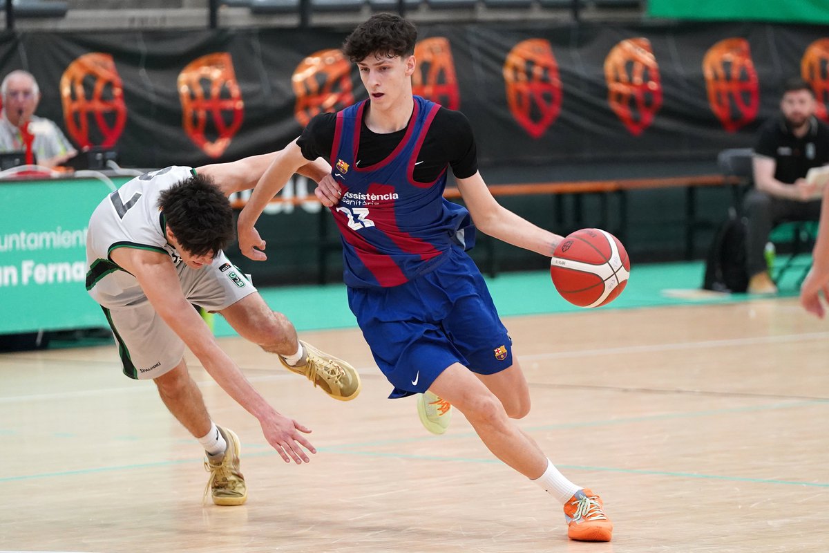 BaloncestoESP's tweet photo. 🏆 #FEBCadeteM2024 | La gran final EN DIRECTO desde San Fernando 🔥

⏰ 12:00h
@FCBbasket 🆚 @RMBaloncesto
📺 https://t.co/oQIHDLAKoF

#SomosEquipo https://t.co/1BJTei0t4j