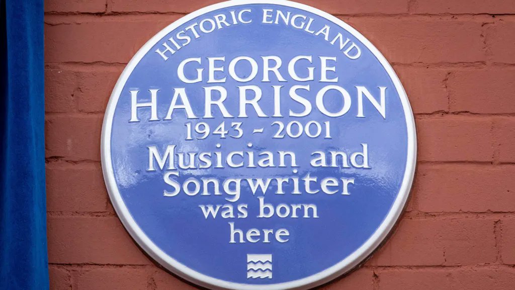 BeatlesArchive2's tweet photo. A blue plaque commemorating the life of #Beatles legend George Harrison has been unveiled at his childhood home.
His widow Olivia, who revealed the tribute at the house in Arnold Grove, Liverpool, said it was "a source of family pride".
George Harrison was born at 12 Arnold Grove https://t.co/VVPDFqNT0l