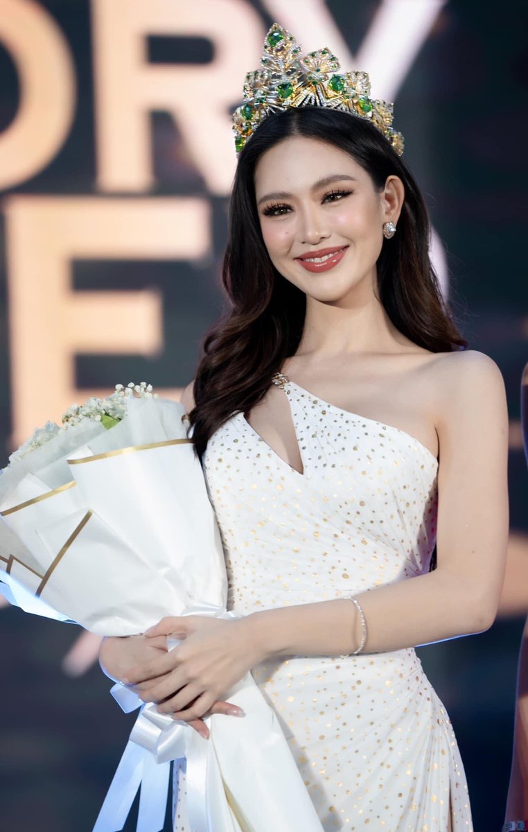 “หลิน มาลิน” กับการกลับมาเยือนภูเก็ตครั้งแรกในฐานะ Miss Grand Thailand 2024 สร้างประวัติศาสตร์เป็นผู้ชนะคนที่ 2 จาก มิสแกรนด์ภูเก็ต 👑 Evening gown: @Phatrawidesign (IG) #หลินมาลิน #LinMalin . #มิสแกรนด์ซอฟต์พาวเวอร์ออฟไทยแลนด์ #MissGrandSoftPowerOfThailand #MissGrandThailand