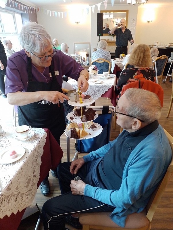 Residents at Park Hall care home recently celebrated the opening of a convenience store and coffee shop with a party 🎉 anchor.org.uk/news-events-bl…