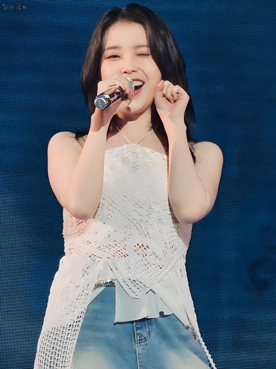 wyjc516's tweet photo. 홍콩콘 Day 1 Outfit 1
#IU #아이유 #IU_WORLD_TOUR #HEREH_WORLD_TOUR #HEREH_WORLD_TOUR_IN_HONGKONG https://t.co/h7z5J8yAUP