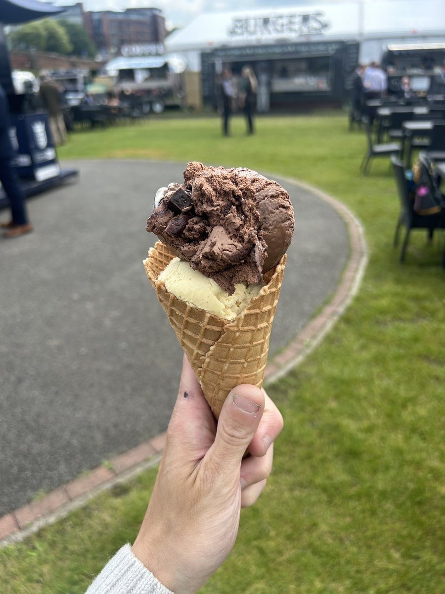 Ice Cream at Racecourses @ChesterRaces edition, double scoop with Chocolate & Vanilla 🐎🍦