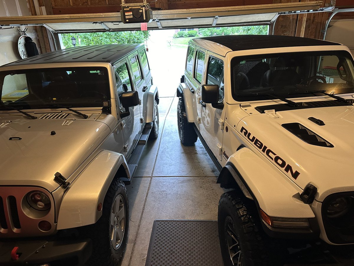 Crobb88's tweet photo. Loving my garage view this morning! Perfect day for some top down driving! #jeepwrangler #1972corvette https://t.co/68IhTibCZM