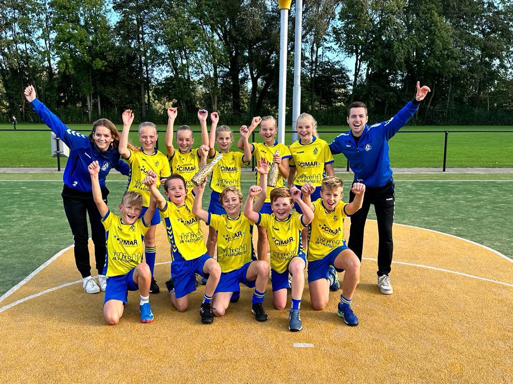 SKF D1 is door een 12-9 overwinning Kampioen van de landelijke Hoofdklasse geworden en is daarmee geplaatst voor de halve finale van het Nederlands Kampioenschap veldkorfbal.