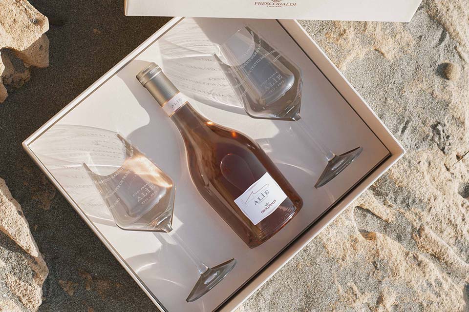 Frescobaldi lancia la special box dell’estate per i 10 anni del rosé Alìe: Un vino molto strutturato ed elegante con una grande espressione aromatica che si ispira alla Ninfa del Mare, considerato il simbolo di Tenuta Ammiraglia,… dlvr.it/T7N6zg #vino #wine #winelover