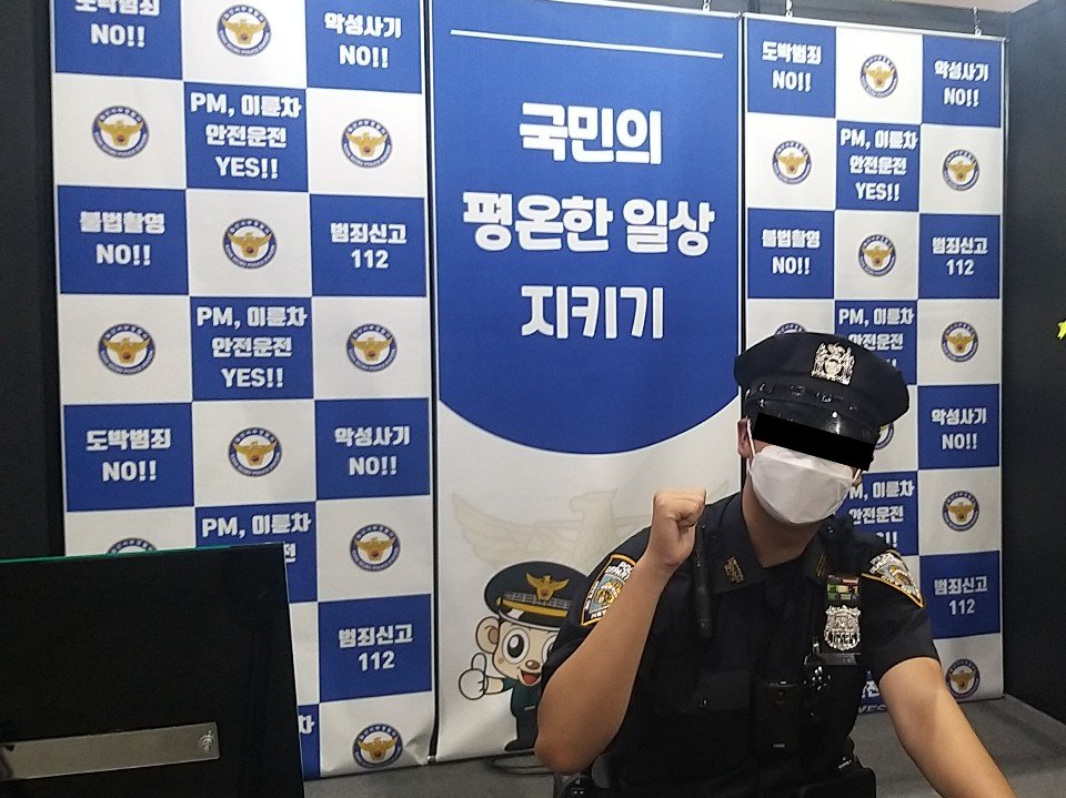 GCPDFox's tweet photo. 경찰부스를 점령해버린 @parksantaLEcos https://t.co/k6gju38mzl