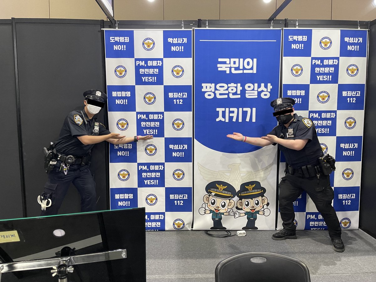 GCPDFox's tweet photo. 경찰부스를 점령해버린 @parksantaLEcos https://t.co/k6gju38mzl