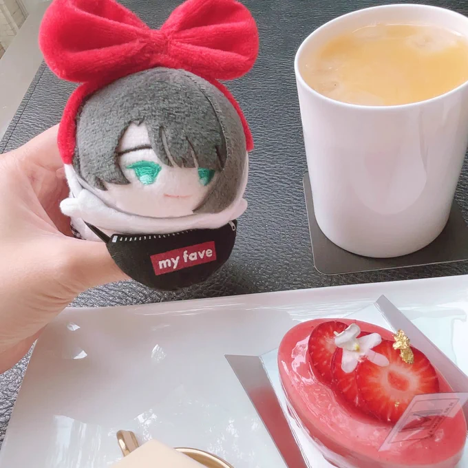 【金沢のおもいで】 コラボのケーキがあるなんて全く情報見ていなかったもので、普通に赤いのと可愛いの頼みましたよねお松は嬉しそうだ