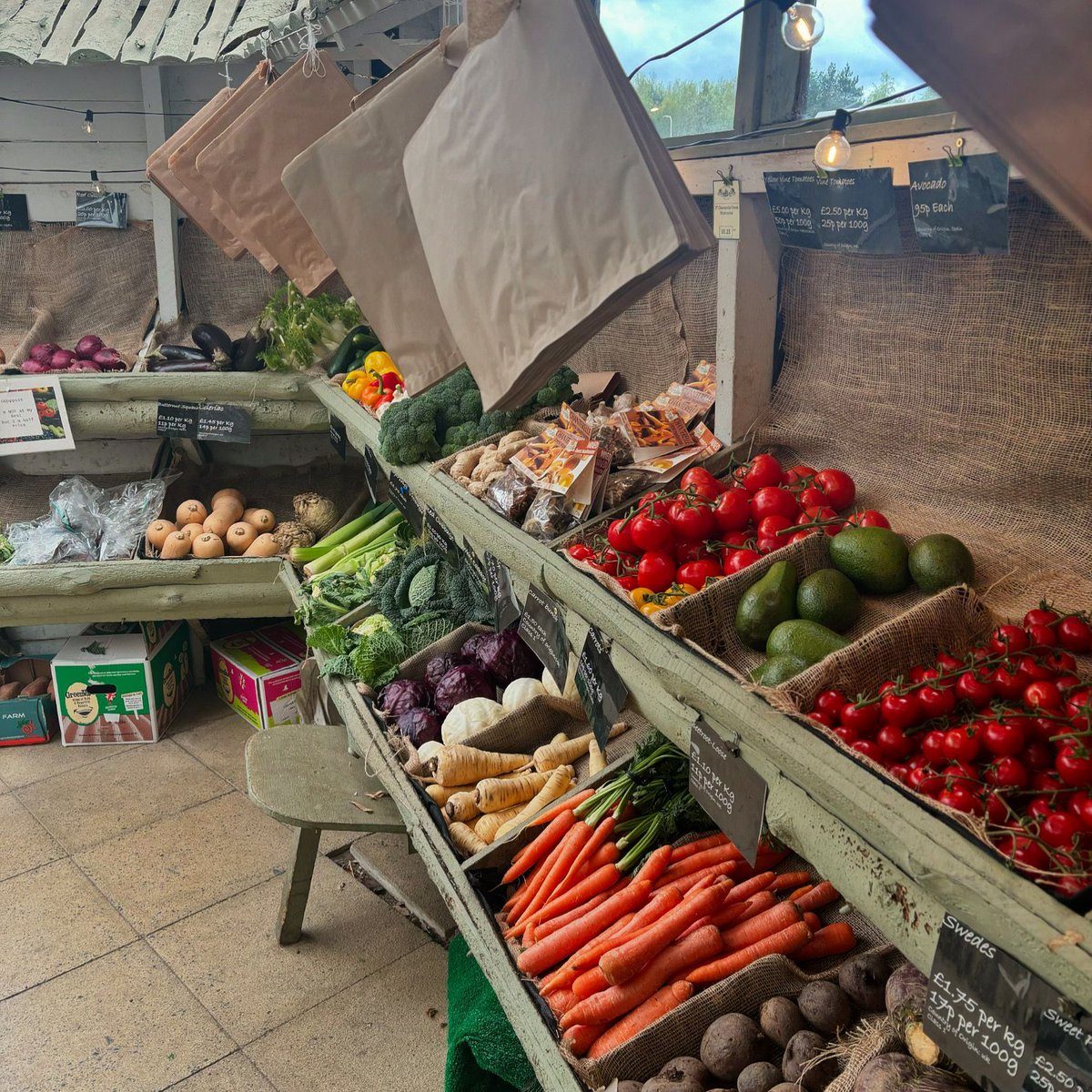 brocksbushes's tweet photo. We're kicking off the Bank Holiday with fully stocked shelves this sunny Saturday in our Farm Shop! 😍🥕🥦🍅🥑 

Pop in for a browse, we're open until 5pm every day! 

#Brocksbushes #FarmShop #LocalProduce https://t.co/ilbycowrM8