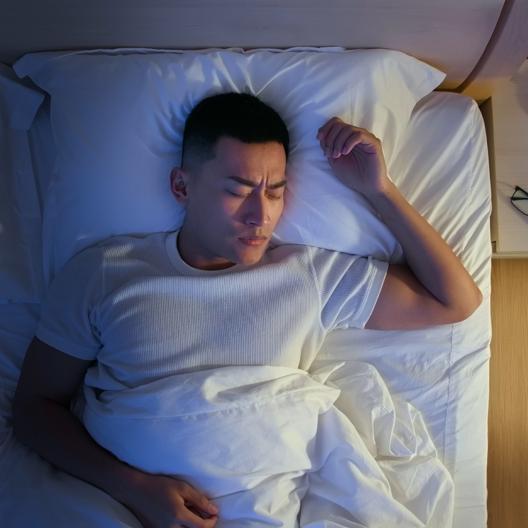 Did you know the significance of REM sleep in our nightly rest? 🌜

Our sleep is divided into REM (Rapid Eye Movement) and NREM stages. About 90 minutes after falling asleep, we enter the first REM phase, which lasts around 10 minutes. Each subsequent REM period extends a bit ...
