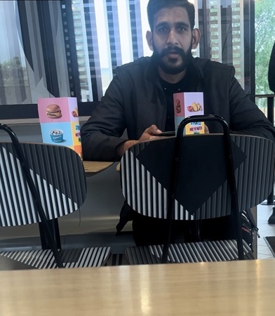 WestYorksPolice's tweet photo. The Bradford District Safeguarding Unit would like to identify this man following a sexual assault.
Can you help this investigation?
Full appeal here: https://t.co/ZWObMTlv4j https://t.co/Z0yDAtaVxA
