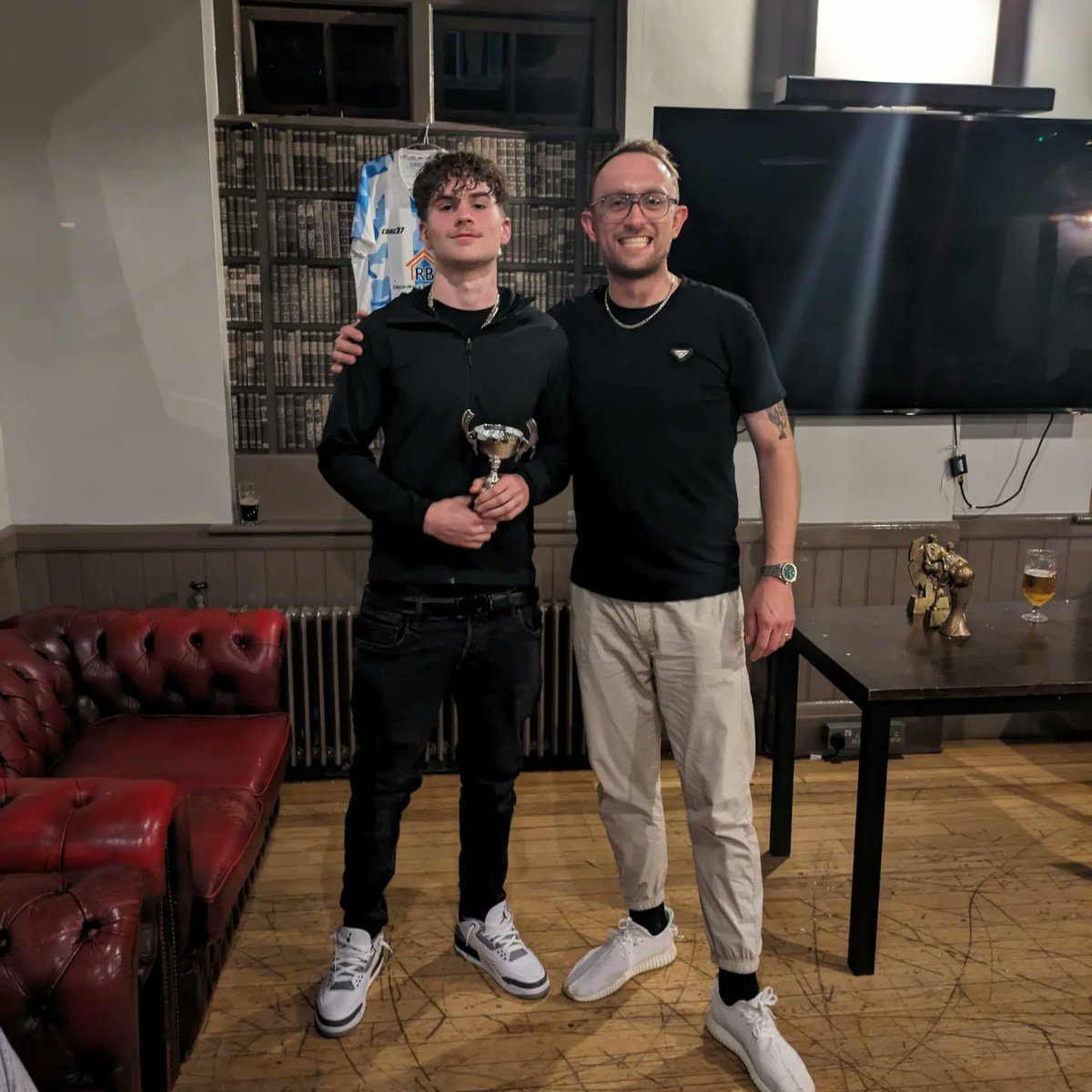 Awards Night 🏆

A great evening enjoyed by all last week! 

Our men's side gave out the following awards:
Coaches Player - Shay Tobin 🇮🇪
Top Goal scorer - Jesse Burbidge ⚽
Players Player - Luke Burbidge 🐐
Young player of the season - Sonny Lucas 🥅

<a href="/SussexCountyFA/">Sussex County FA ⚽️</a>

#UTV