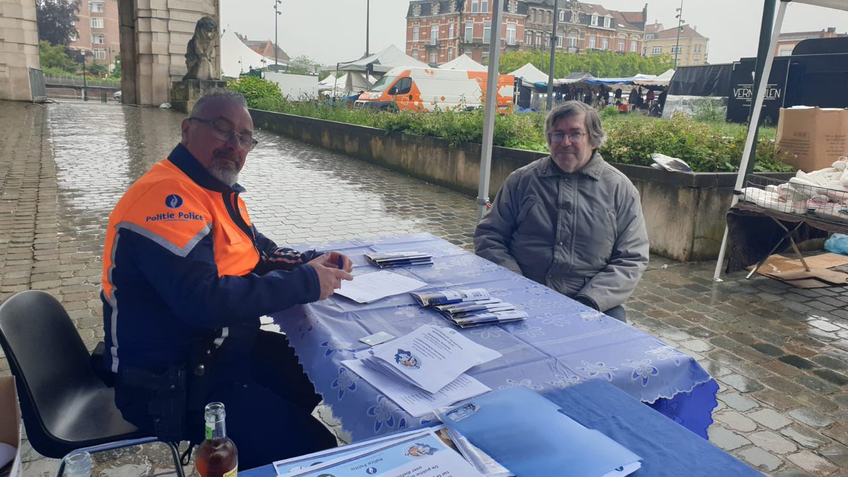 Malgré le temps, nous sommes présents sur la place Emile Bockstael à Laeken pour notre #coffeewithacop et ce jusque 14h. 

👮🏼‍♀️☕️ Rejoignez votre inspecteur de quartier pour un café et c’est l’occasion idéale pour poser vos questions et discuter directement des enjeux de votre