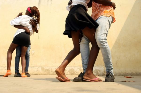 Num pátio amarelado de Luanda entre um labirinto de ruas, os jovens mexem-se ao som de uma música animada🎶 🎵É a #kizomba, uma dança angolana que se espalhou pelo mundo. Este fim de semana Luanda é toda sobre kizomba, o património cultural de Angola e de todos nós. Dançamos!💃🕺