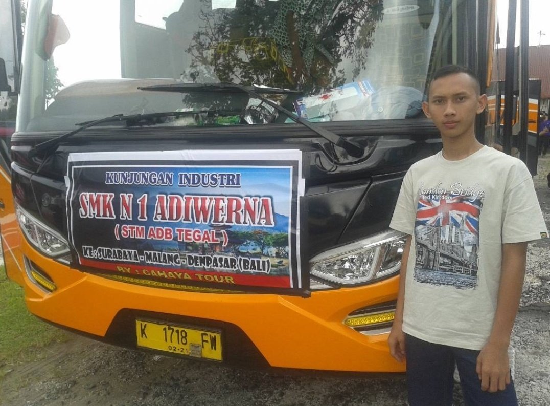 aqradigdaya's tweet photo. @dhemit_is_back Mas dencus waktu macih cekolah.

Bikin KTP "operasional" kenapa gak sekalian rubah data TTL sih mas dencus? https://t.co/98JQ9xQfQG