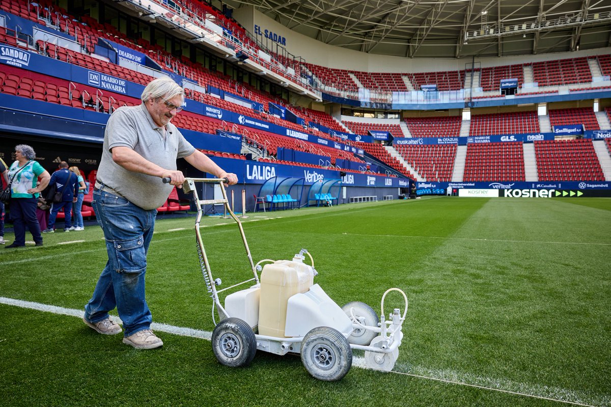 ❤️ Santiago Morteruel ha pintado por última vez las líneas del terreno de juego para un partido en El Sadar. En unos días se jubilará tras 32 años trabajando en Osasuna.

El presidente, Luis Sabalza, la junta directiva, empleados y los capitanes David García y Unai García han