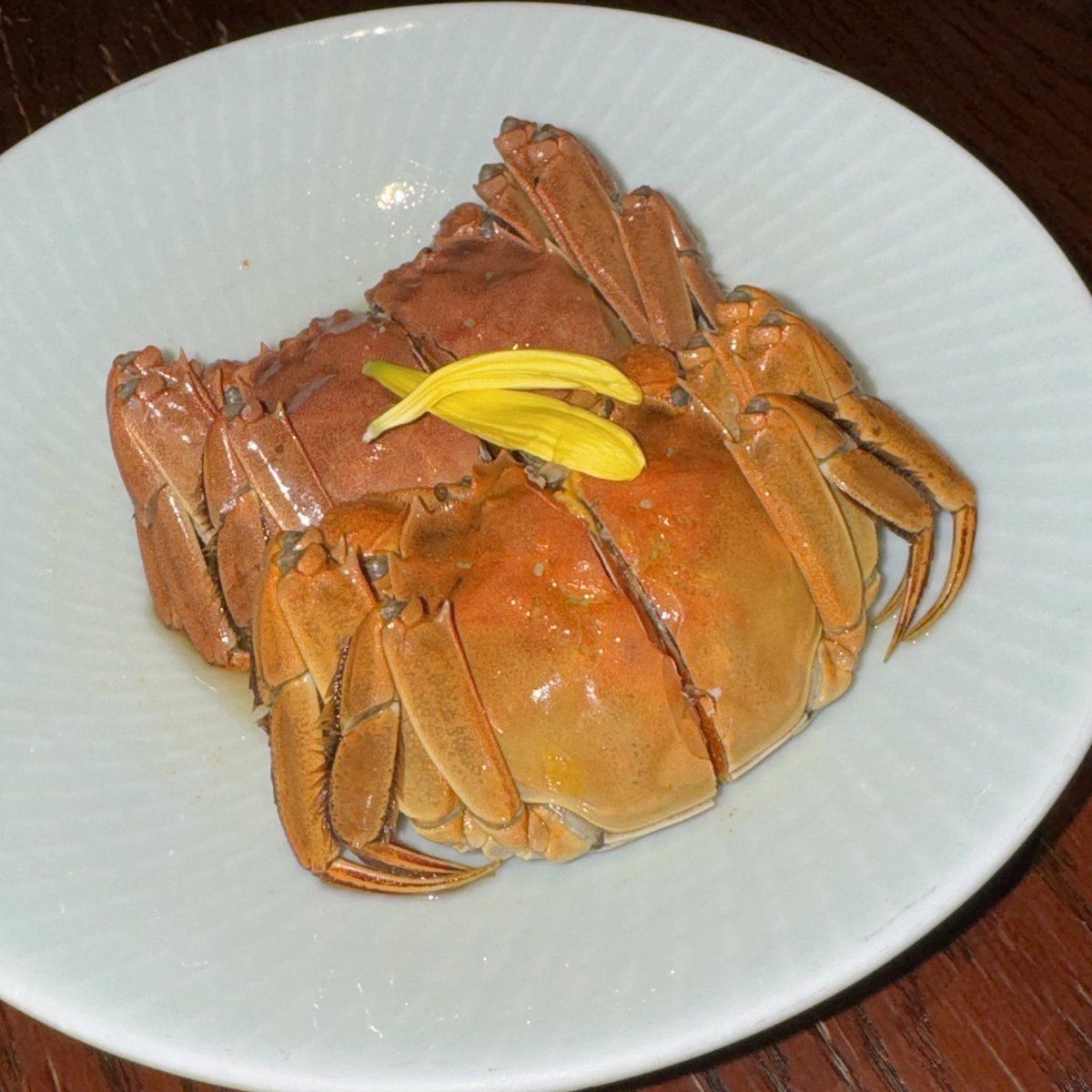 pimsjournal's tweet photo. 📍人和馆 (⭐️Michelin)

ร้านปูที่เพื่อนเซี่ยงไฮ้บอกว่าคนเซี่ยงไฮ้ชอบ ไม่tourist trap🙌🏼 ข้าวปูเค้าคือthe must แกะปูมาดีมาก ไม่เจอเปลือกเลย สารภาพว่าคำแรกคือรู้สึกว่าก็เหมือนโจ๊กที่ไม่เละไม่เห็นว้าวเลย แต่พอทานๆไปคือมันmoreishมาก ไม่เลี่ยน นัว จบที่สั่งเพิ่ม😂
@aroii #รีวิวเซี่ยงไฮ้ https://t.co/iUInPLfto1