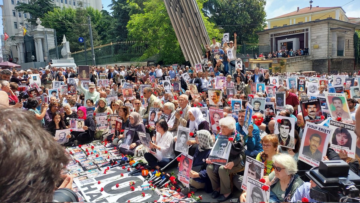 Cumartesi Anneleri'nin 1000. haftasında bir kez daha adalet için Galatasaray Meydanı'ndayız. Değil 1000 hafta 1000 yıl sürse de adaletten, eşitlikten, barıştan vazgeçmeyeceğiz! #CumartesiAnneleri1000Hafta