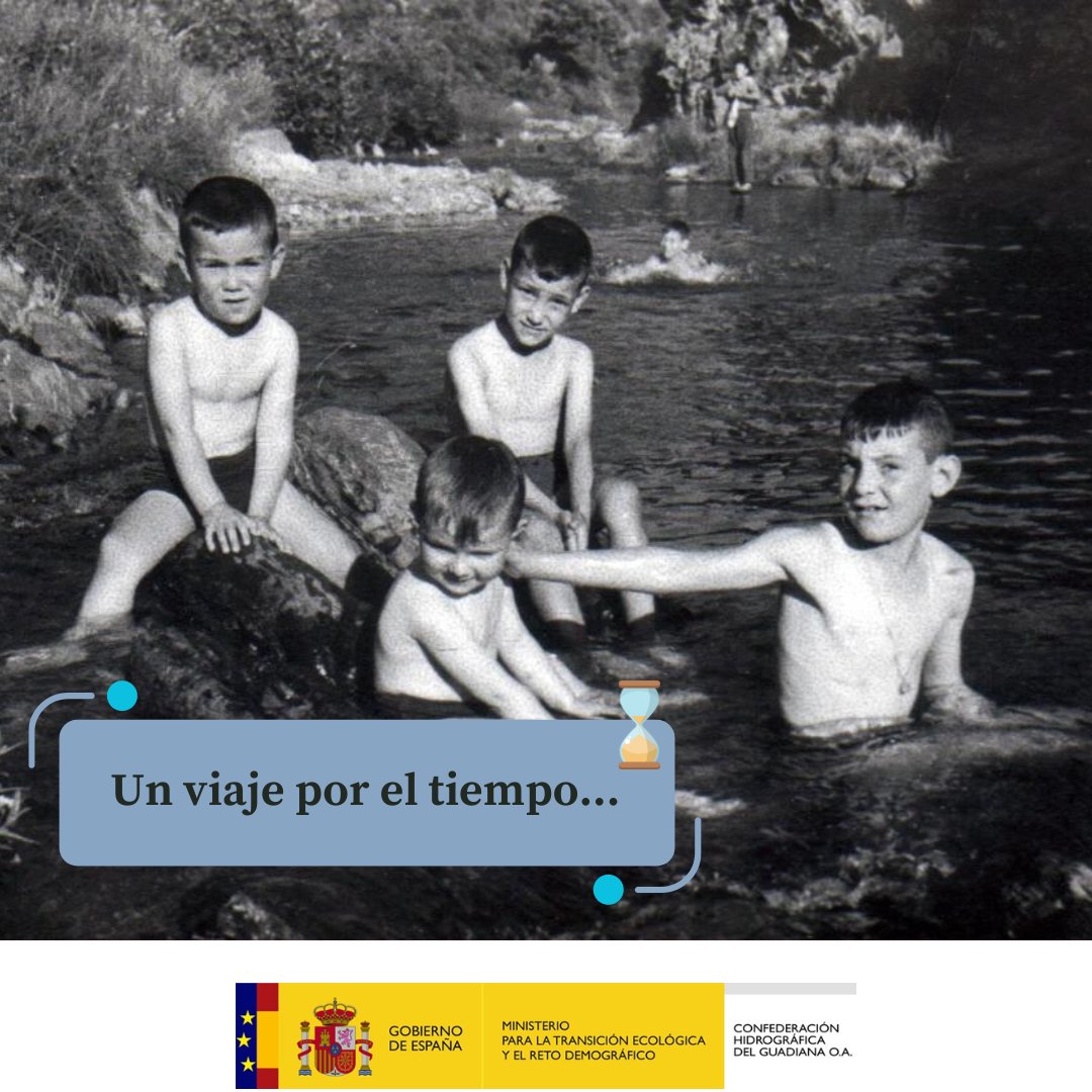 ⌛ Hoy nos trasladamos al año 1964, donde un grupo de niños posan sentados en las rocas de la piscina natural del Pantano Viejo, uno de los espacios de baño más antiguos de la zona que llegó a contar con un sencillo bar en una gran piedra situada en medio del río.  #Guadiana