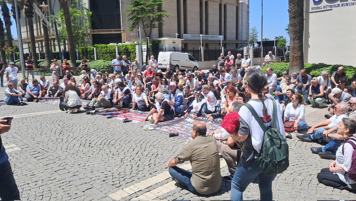 1000.nci haftada cumartesi anneleri İzmir'de oturma eyleminde. #CumartesiAnneleri1000Hafta