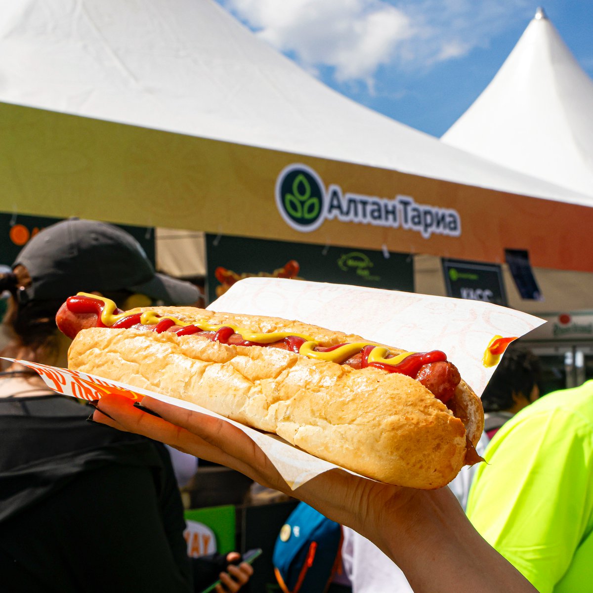 2024.05.25-ны автомашингүй өдөр болсон “Улаанбаатар марафон-2024”-д манай компанийн ажилчид өргөнөөр оролцлоо. Мөн манай Mongol Pork by Altan Taria Co., Ltd  брэндийн "Шарсан Прага Клобаса" болон "Бургер" зэрэг бүтээгдэхүүнүүдийг амтархан зооглосон хэрэглэгч нартаа баярлалаа🙂