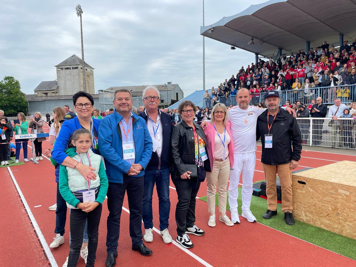 departement86's tweet photo. #Paris2024 🔥 | Première étape de la Flamme Olympique dans la #Vienne à #Loudun, les festivités ont commencé !

🏃 @RodolpheBouin, Président du directoire du @futuroscope a porté la flamme pour le Département de la #Vienne.

🎉 Animations à Loudun : https://t.co/O9pSAtdsev https://t.co/fPxcdVTulC