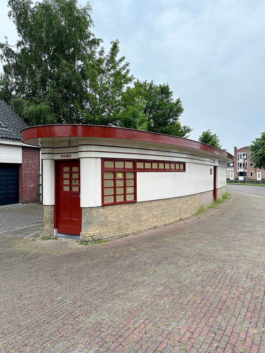 Douche-toilet gebouw uit 1926 in Sneek.
Voor Dames, Heeren ook. 
#AmsterdamseSchool