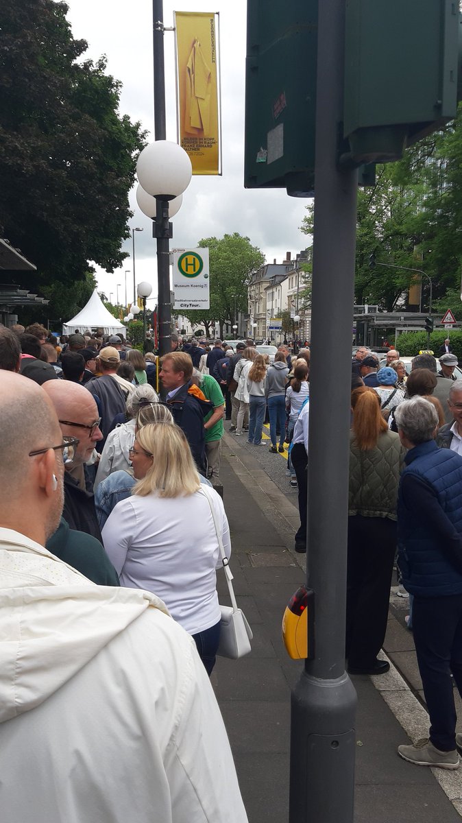 Sehr lange Schlangen beim #FestderDemokratie 
Einlass im Zeitlupentempo. Stehe bereits 40 Minuten. 🤬 #bonn