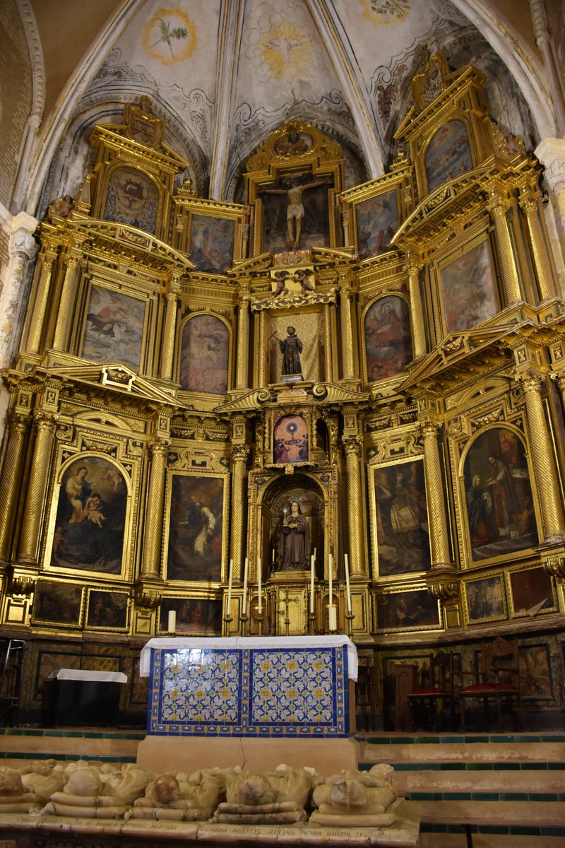 EduLopez1889's tweet photo. La capilla mayor de la iglesia del Convento de Santa Clara de Moguer es un deleite para los sentidos, empezando por su magnífico retablo y siguiendo por las tres tumbas que se hallan en el lugar. En este hilo os haré un recorrido histórico-artístico por esta capilla.

Hilo va! 🧵 https://t.co/sGtdOgwcro