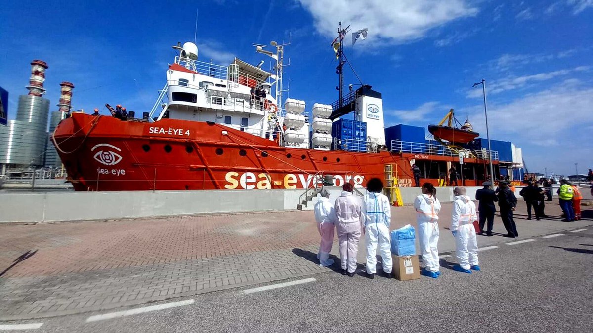 Die  #SEAEYE4 hat den Hafen von Ravenna erreicht. 52 Schutzsuchende gehen von Bord. Viele stammen aus Syrien. Nach so vielen Kriegsjahren gibt es keine sicheren Fluchtwege für syrische Kriegsgeflüchtete. Viele Menschen bezahlten diese ungerechte EU-Politik mit ihrem Leben.
