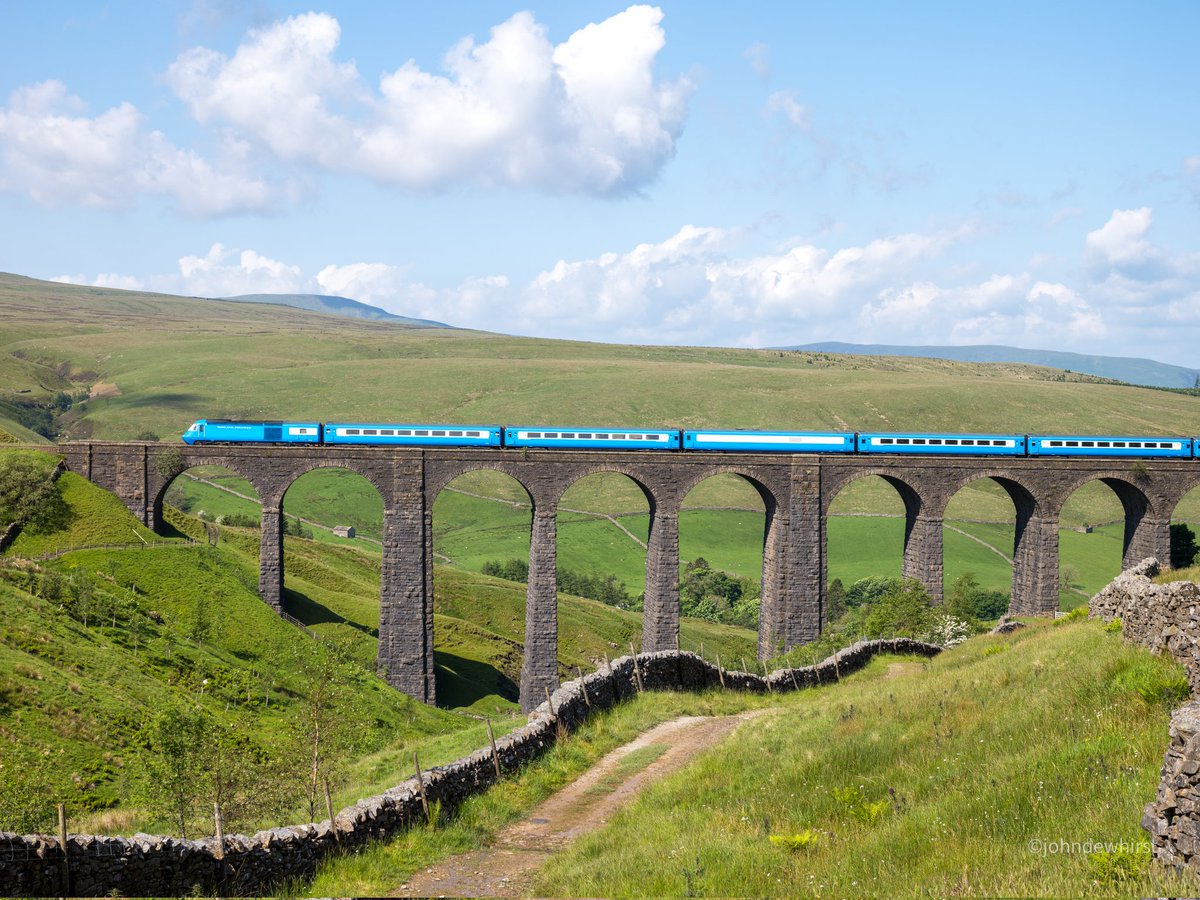 Blue sky over Dentdale #YorkshireDales. The Midland Pullman on its journey from Newton-on-Ayr to Blackpool @LocoServicesGrp.