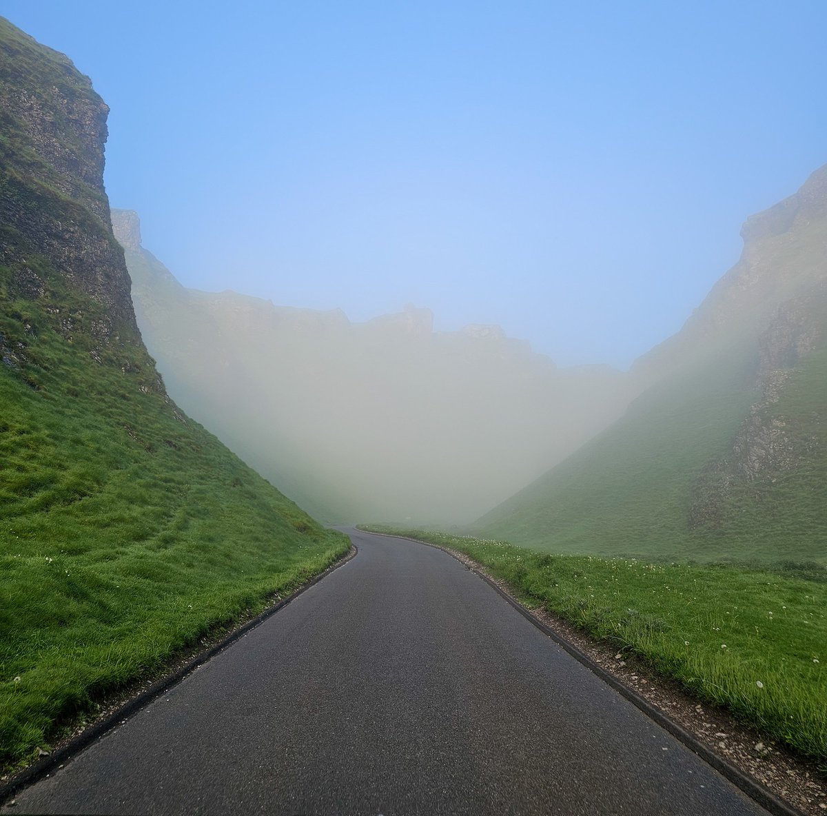 thepdviking's tweet image. Early start to go fishing this morning. Caught the last vestige of the cloud inversion as I came up Winnats Pass #cloudinversion #winnatspass #peakdistrict