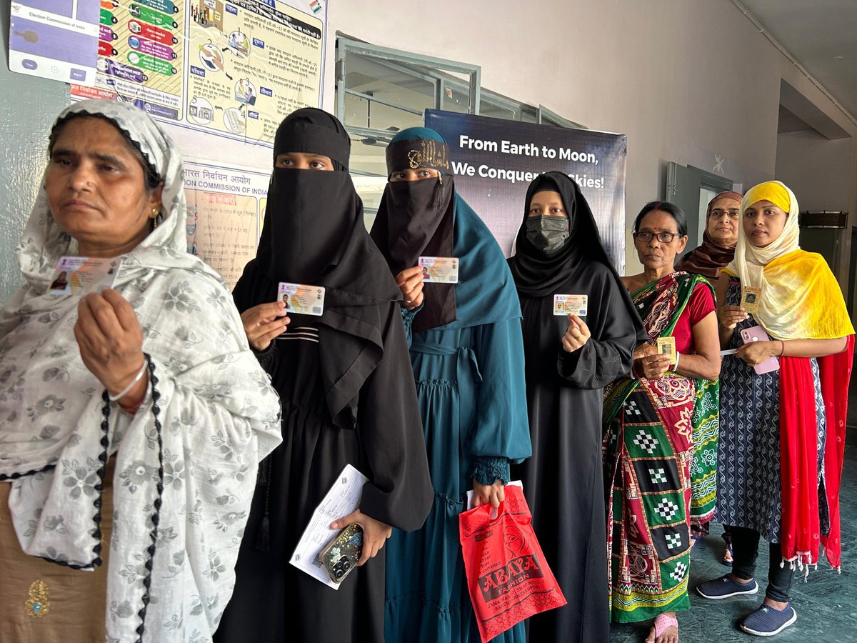 जे.एच तारापोर स्कूल स्थित चंद्रयान थीम बूथ में मतदान के पश्चात फोटो लेते मतदाता। #familyVoting #IsBaarDinBharMatdaan @ECISVEEP @SpokespersonECI @ceojharkhand