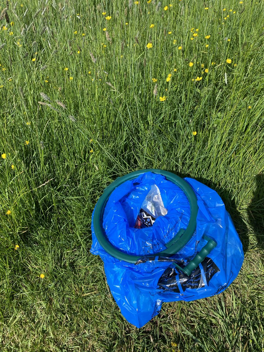 CSGGA's tweet image. Not only does an hour’s litter picking ⁦@StGilesVillage⁩ improve the environment for us and wildlife, it brings a feel good factor, keeps us active and develops community spirit. Lovely to be thanked by so many by-passers. Thanks for your thanks. ⁦@BucksRecycles⁩ ⁦