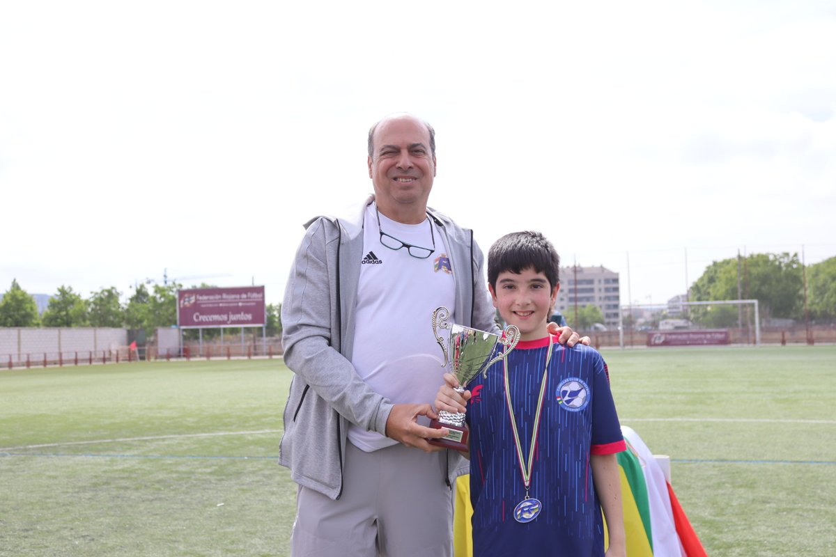 📸🏆 El @infolaurus 'A' , campeón de la Copa Federación Alevín 2013 Plata tras vencer en una espectacular final al @ComillasCF 'B'. #FutbolRiojano #CrecemosJuntos