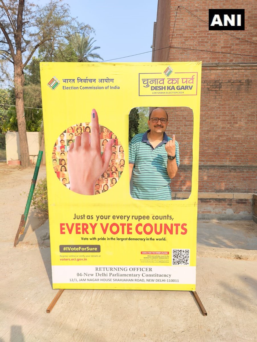 Senior doctors and staff of the Army Research and Referral Hospital led by Commandant Lt Gen Ajith Nilkanthan exercised their voting rights at different polling in Delhi Cantt and other areas.