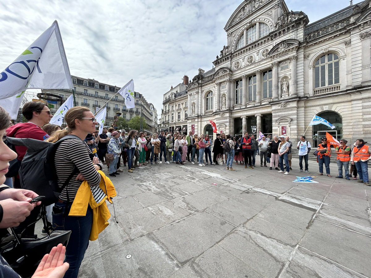 SCamaraTombini's tweet image. Contre le choc des savoirs , enseignants du secondaire , du primaire et parents rassemblés à #Angers pour dénoncer la réforme et nous opposer au tri des élèves en 6eme. Non à la #stigmatisation  des élèves, oui à + de moyens pour aider les élèves, tous les élèves !