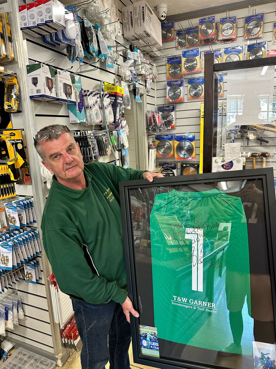 Skelmersdale United 🤝 T&W Garners 

We would like to thank all at T&W Garners for their continued support and sponsorship over many seasons

To show our appreciation we presented them with a framed and signed Ben Barnes shirt 

#WeAreSkem | #OurTown | #OurClub
🔵⚪️