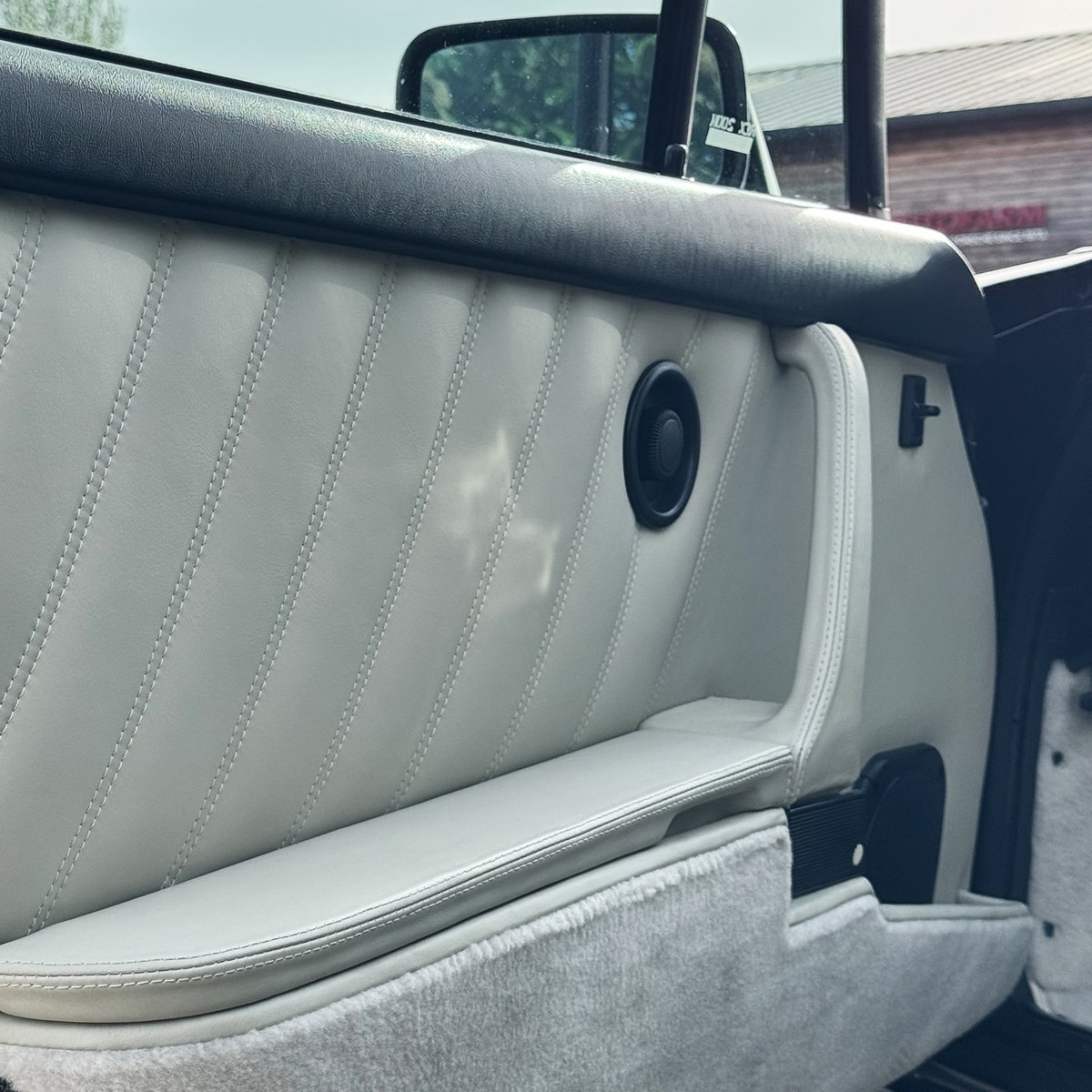 Want to know the ingredients to create serious Impact? Take a raw 86' 915 gear boxed, 3.2 Carrera. Add a visit to Autofarm. Whisk up a powerful 3.5 conversion. Sprinkle some love, updated brakes & suspension. A full linen interior retrim. Then just a add right foot & a big smile.