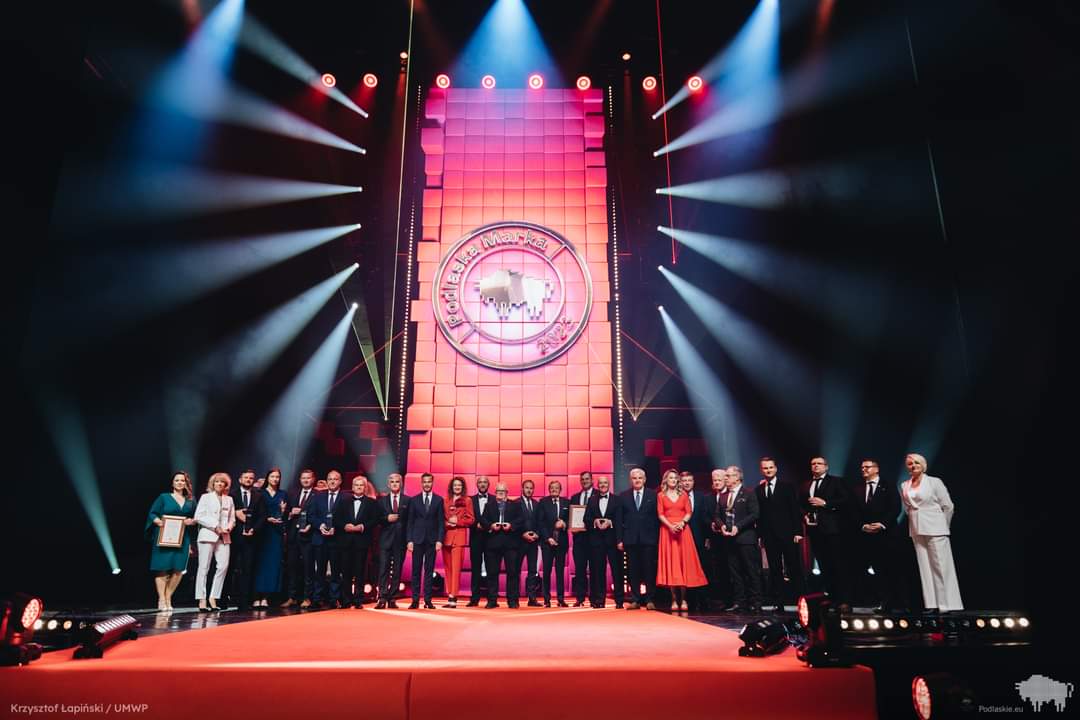 KTruskolaski's tweet photo. 🏆Po raz 20. @wojpodlaskie przyznało tytuł Podlaskiej Marki! Jubileuszowa gala odbyła się wczoraj w Opera i Filharmonia Podlaska w @WBialystok.
Miałem przyjemność wręczyć wspólnie z @lukaszprokorym nagrodę w kategorii kultura dla Juwenalia Białystok👏🏻
Gratuluję!
#podlaskamarka https://t.co/uFAqSnpbYA
