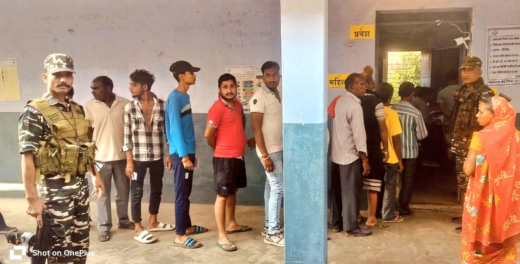 सेवा०सुरक्षा०बंधुत्व #6thPhase of #LokSabhaElection2024. #SSB personnel on duty in #Jharkhand, ensuring a fair and secure democratic process & helping the elderly & disabled voters. @HMOIndia @PIBHomeAffairs @ECISVEEP @ANI @DDNewslive @rajivkumarec #ChunavKaParv #DeshKaParv