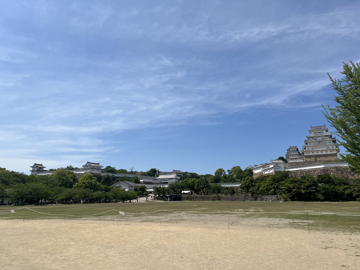 koretsune_'s tweet photo. 朝少しだけ学習をして、天気が良かったので昼は散歩に行きました。
世界遺産と子供の頃から古い本屋だと思ってたけど今見ても古い本屋と受験期に通ってた画塾のポスター等を見ました。 https://t.co/xzjb0rTF8C