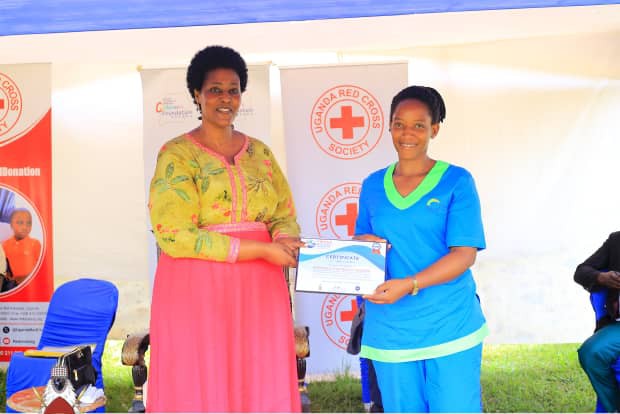 AlansMwesigwa's tweet photo. Bunyoro King Wife Omugo Margret Karunga asks Bunyoro subjects to donate blood amidst rising deaths due to blood shortage in the region.
Details #NbsAmasengejje #Nilepost @nbstv https://t.co/xwbX7TlfQF
