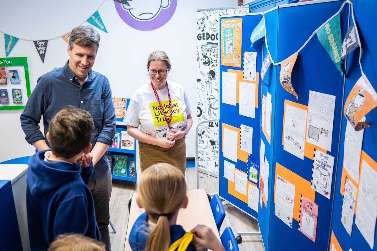 Literacy_Trust's tweet image. Psst! @wimpykid is at @hayfestival shouting about the brilliance of libraries🥰. And here he is yesterday with pupils at @Abercanaid_Sch ⤵️

We love libraries too! And #LibrariesForPrimaries has transformed 1,000 of them (so far...).

Find out more: librariesforprimaries.org.uk