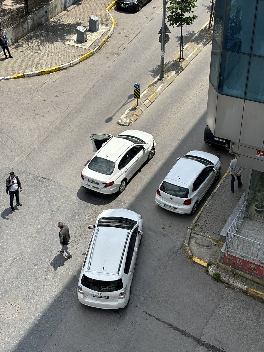 PendikOlay's tweet photo. Pendik Kaynarca Yanyol Caddesi üzerinde üç aracın karıştığı maddi hasarlı trafik kazası meydana geldi. 

#trafik #kaza #kaynarca #haber https://t.co/IGMmTjJyzE