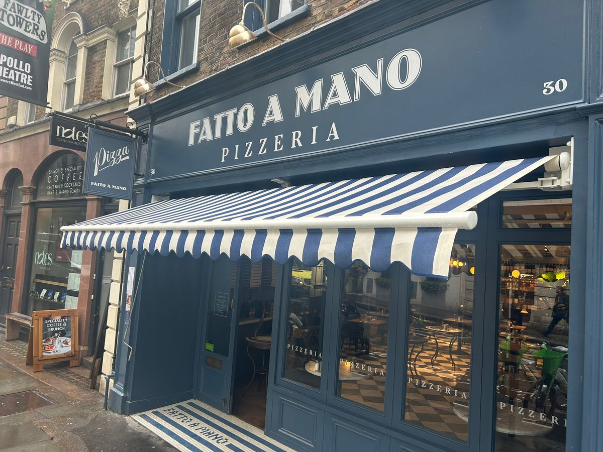Fatto a Mano is a fast growing pizza restaurant chain opening in the UK and we fitted a brand new folding arm awning to their new premises in St Martin's Lane this week.   The distinctive stripe on the canvas cover is very eye catching and we are
radiantblinds.co.uk/1-x-folding-ar…