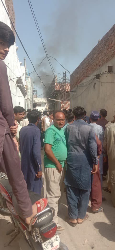 Usman's tweet photo. ایک بار پھر، میلے کچیلے، غلیظ، بد شکل اور بے ہنگم لوگوں نے توہین رسالت کا بہانہ بنا کر اپنے احساس محرومی اور عدم تحفظ کے جذبات کی تسلی کے لیے بیگناہوں اور غریبوں کے خون کے پیاسے ہو گئے ہیں۔

لعنت ہے۔
 #Sargodha #Blasphemy https://t.co/aJpD33S3N3