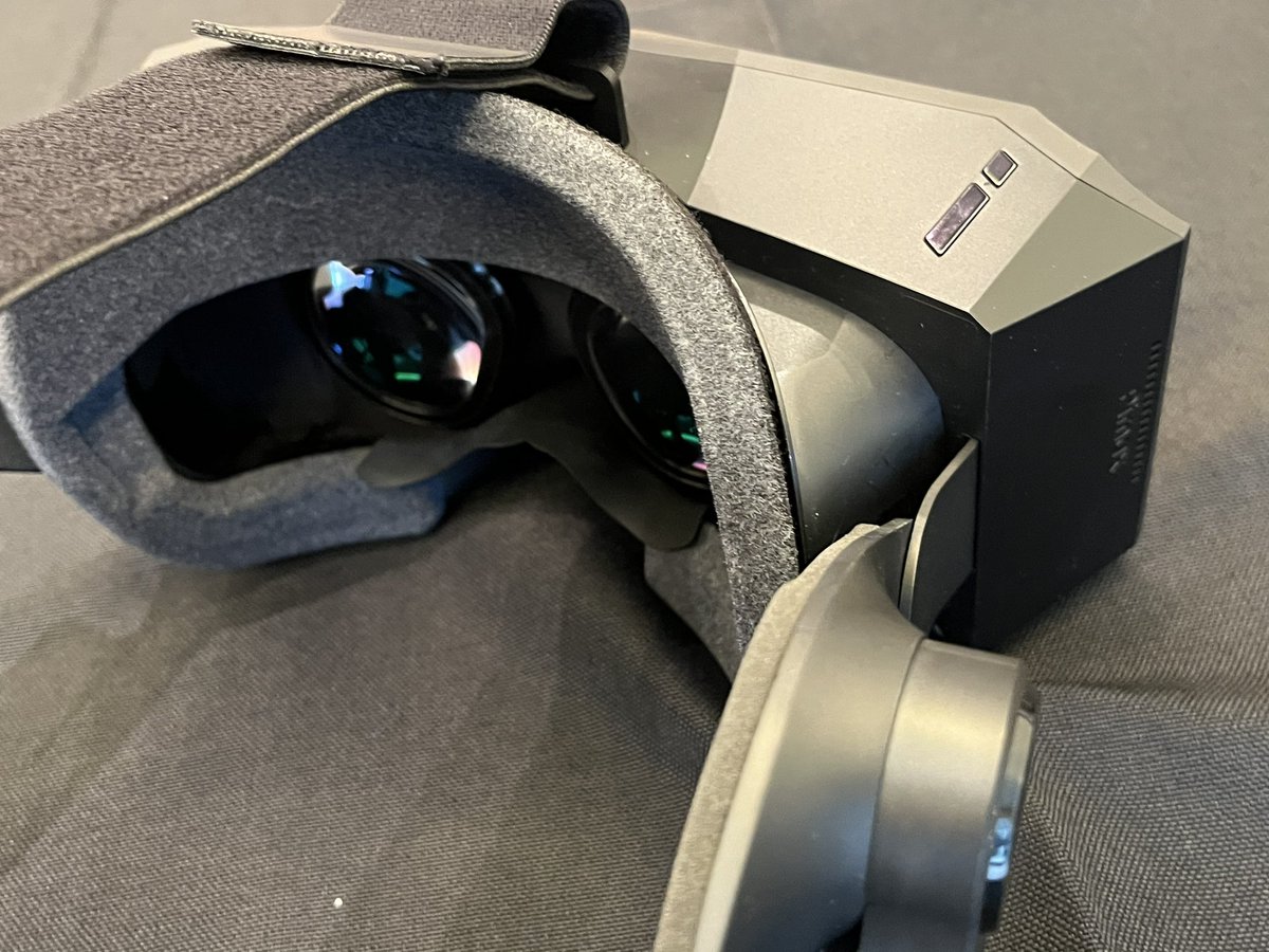 tonavrc's tweet photo. Crystal Lightの感想と確認した情報。Vive Pro、Indexくらいの重量と装着感(推定1095-310=785g)。画質は無印Crystalと同じ(共通パネル)。バッテリーなしDP給電のため無限使用が快適。Type-Cポート無しのため外部マイクが使いづらそう。6月中旬に注文受付開始、6月末に発送予定。Amazonでも取扱予定。 https://t.co/WeN8XvqPkR