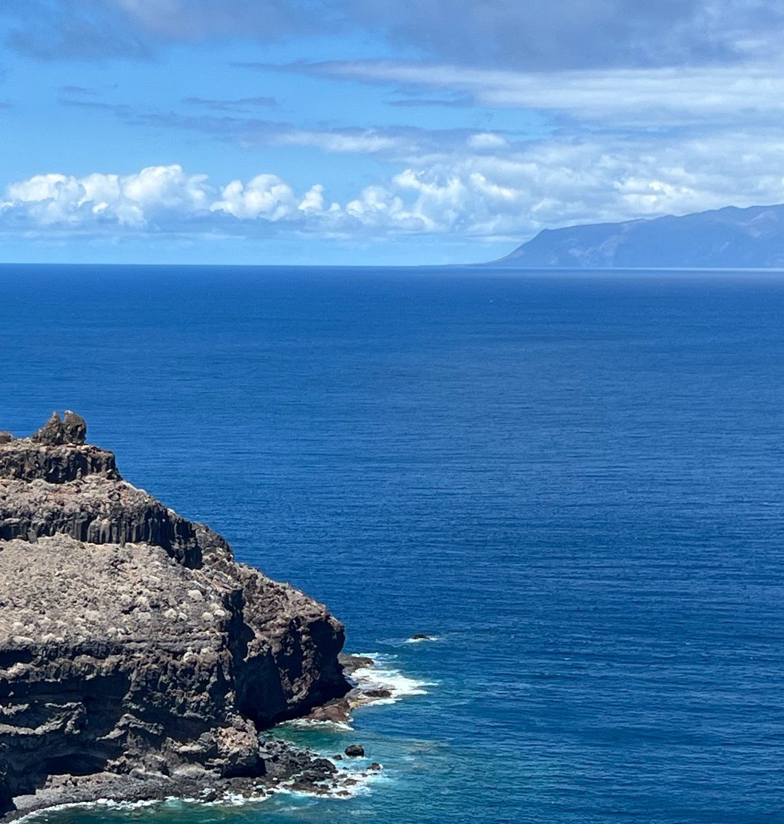 ☔️En Pontevedra ha llovido un 75% más de lo normal este año hidrológico. 🌤️En La Gomera ha llovido un 50% por debajo de lo habitual. ⛈️Hay expertos que pronostican que pueda llover en Canarias este verano por encima de la media. 📸En el canal Tfe-Gomera no lo parece por ahora.