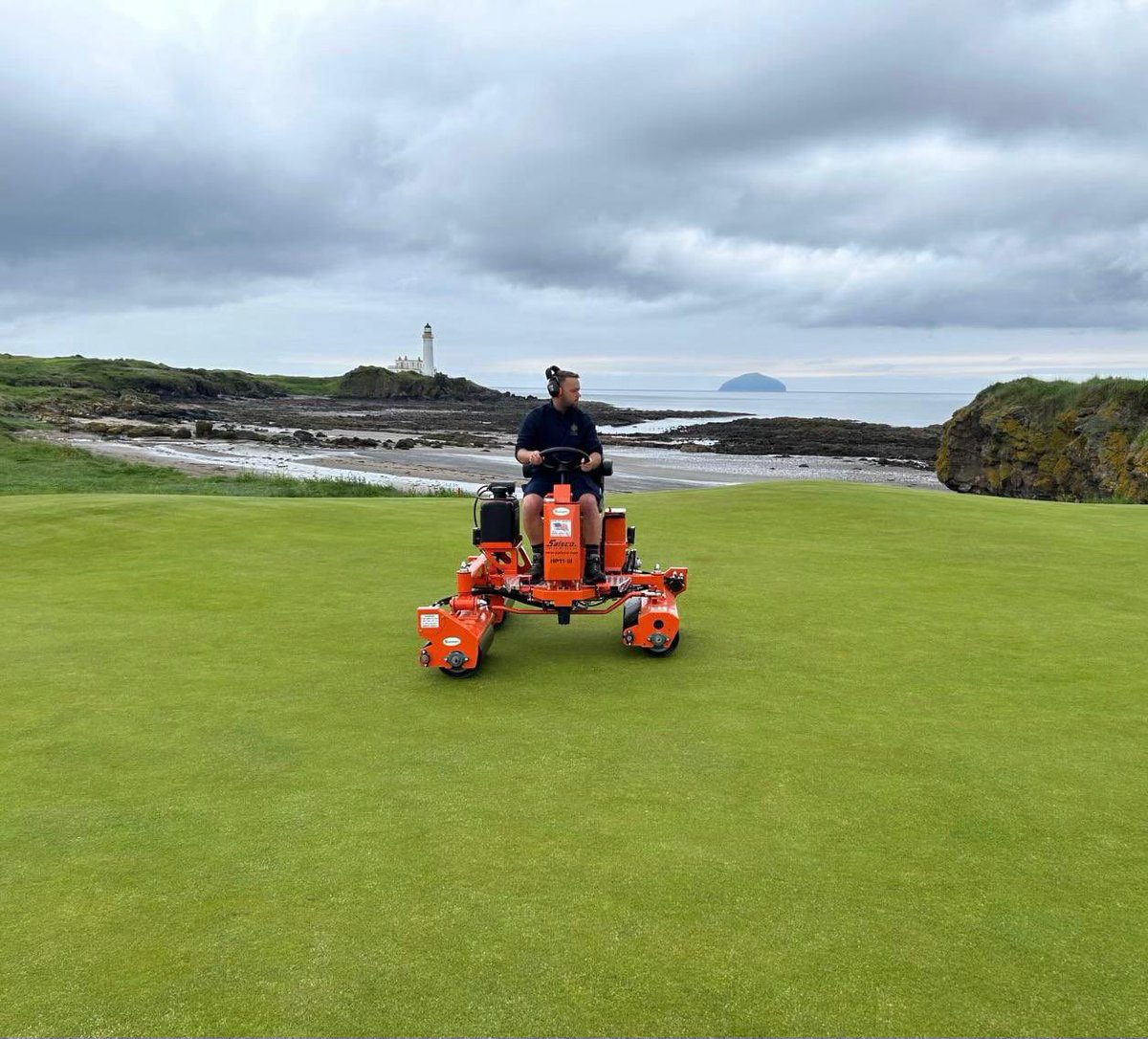 Another @salscoinc HP11-III Roller install this week at the wonderful @TrumpTurnberry Thank you very much to all the team for your much valued business and choosing Sherriff Golf & Turf @ApattersonAlla1 @golfcoursemana1 @DerekScott1971 @BIGGALtd @Sherriffgroup @Dougie_Arch